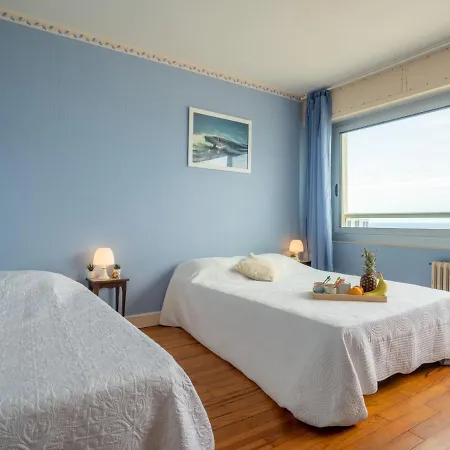 Oceanic-3 Apartment *